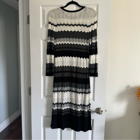 Size L Dress Barn Black and Cream Chevron Long Sleeve Lined Maxi Dress - Picture 2 of 4